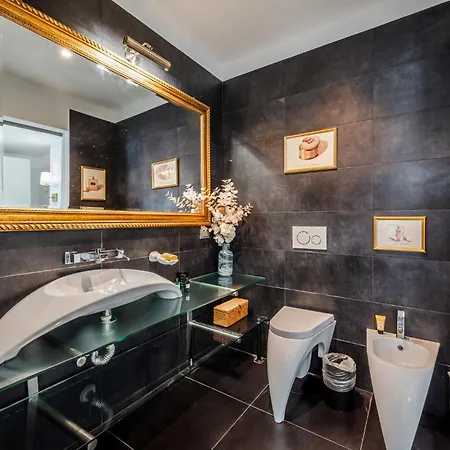 Апартаменты The Boutique - Iconic In Galleria Duomo With Private Parking Милан