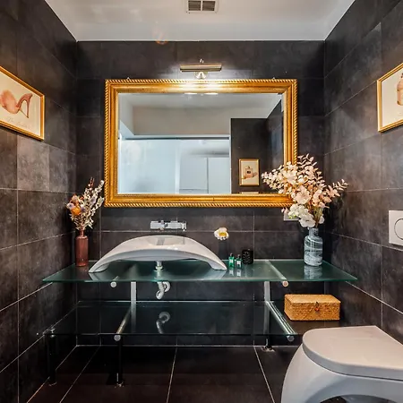 Апартаменты The Boutique - Iconic In Galleria Duomo With Private Parking